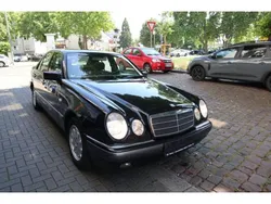 Schwarz Gebraucht 1998 Mercedes E200 Elegance Limousine | 3.900 € (Fairer Preis)