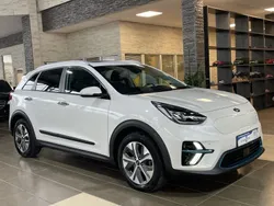 Weiß (swp) snow white pearl (metallic) Gebraucht 2021 Kia e-Niro Spirit SUV | 20.400 € (Guter Preis)