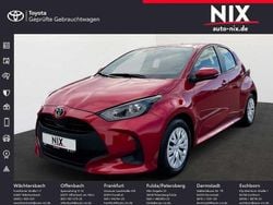 Karminarot metallic Gebraucht 2022 Toyota Yaris Hybrid Basis Limousine | 17.570 € (Fairer Preis)