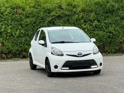Weiß Gebraucht 2014 Toyota Aygo Cool Kleinwagen | 2.999 € (Fairer Preis)