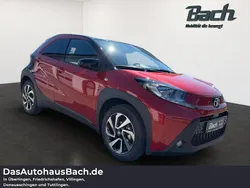 Chilli red / schwarz Gebraucht 2025 Toyota Aygo Play Kleinwagen | 18.990 € (Teuer)