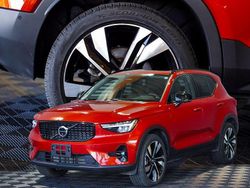 Fusion red Gebraucht 2023 Volvo XC40 Plus SUV | 29.999 €