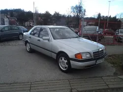 Silber Gebraucht 1994 Mercedes 220 Limousine | 1.950 €