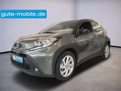Cardamon green / night sky bla Gebraucht 2023 Toyota Aygo Pulse Kleinwagen | 17.490 € (Fairer Preis)