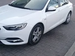 Weiß Gebraucht 2021 Opel Insignia Business Limousine | 9.800 €