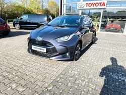 Grau Neu 2024 Toyota Yaris Hybrid Team Limousine | 26.480 € (Etwas zu teuer)