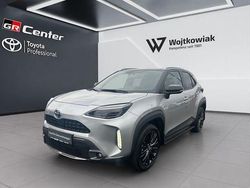 Shimmering silver metallic, dach schwarz Gebraucht 2022 Toyota Yaris Hybrid Advance SUV | 24.490 € (Etwas zu teuer)