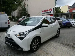Weiß Gebraucht 2021 Toyota Aygo X-play Kleinwagen | 9.950 € (Fairer Preis)