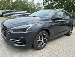 Grau Gebraucht 2021 Hyundai i30 Intro Edition Kombi | 14.490 € (Guter Preis)