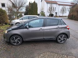 Grau Gebraucht 2020 Toyota Yaris Hybrid Kleinwagen | 15.500 € (Fairer Preis)