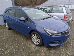 Indigoblau/aegean blue Gebraucht 2020 Opel Astra Edition Kombi | 10.980 € (Etwas zu teuer)