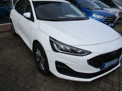 Weiß Gebraucht 2022 Ford Focus Titanium Limousine | 20.990 € (Guter Preis)