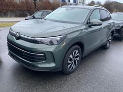 Cipressino grün metallic Neu 2025 VW Tiguan Life SUV | 47.495 € (Superpreis)