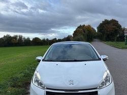Weiß Gebraucht 2016 Peugeot 208 Style Kleinwagen | 6.500 € (Fairer Preis)