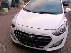 Weiß Gebraucht 2016 Hyundai i30 Passion Kombi | 8.500 € (Guter Preis)
