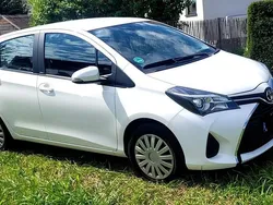 Weiß Gebraucht 2016 Toyota Yaris Edition Limousine | 9.299 € (Guter Preis)