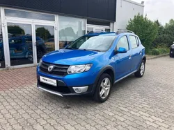 Blau Gebraucht 2014 Dacia Sandero Stepway Kleinwagen | 5.980 € (Fairer Preis)