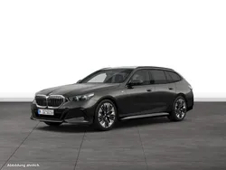 Grau Gebraucht 2024 BMW 540 Kombi | 73.758 €