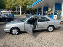 Silber Gebraucht 1995 Mercedes E230 Limousine | 2.500 €