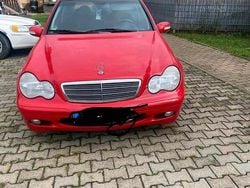 Rot Gebraucht 2001 Mercedes 220 Limousine | 1.900 €