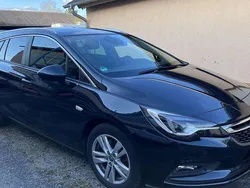 Smaragd gruen (mi) Gebraucht 2018 Opel Astra Business Kombi | 8.950 € (Guter Preis)