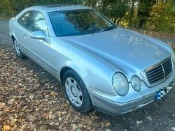 Silber Gebraucht 1998 Mercedes 200 Elegance Limousine | 555 €