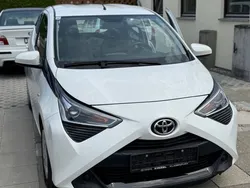 Weiß Gebraucht 2020 Toyota Aygo Play Kleinwagen | 11.790 € (Fairer Preis)