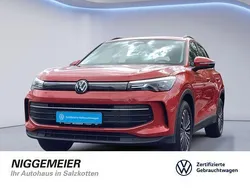 Persimmon red metallic Gebraucht 2024 VW Tiguan Life SUV | 37.890 € (Fairer Preis)