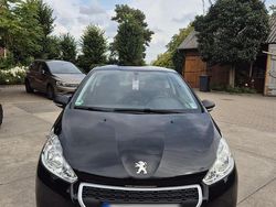 Schwarz Gebraucht 2014 Peugeot 208 Kleinwagen | 6.190 € (Etwas zu teuer)