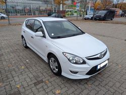 Weiß Gebraucht 2011 Hyundai i30 Classic Limousine | 3.490 € (Etwas zu teuer)