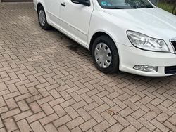 Weiß Gebraucht 2011 Skoda Octavia Kombi | 4.450 € (Teuer)