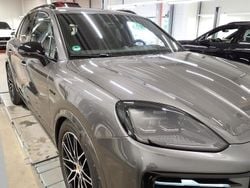 Grau Gebraucht 2024 Porsche Cayenne S SUV | 97.500 €