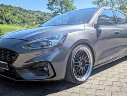 Grau Gebraucht 2020 Ford Focus ST-Line Limousine | 20.097 € (Teuer)