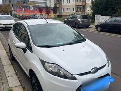 Weiß Gebraucht 2009 Ford Fiesta Kleinwagen | 2.200 €