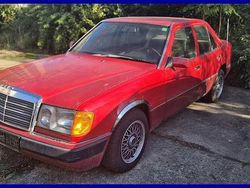 Rot Gebraucht 1990 Mercedes E200 Limousine | 3.950 €