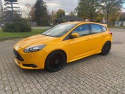 Gelb Gebraucht 2015 Ford Focus ST Limousine | 15.600 € (Fairer Preis)