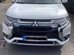 Weiß Gebraucht 2020 Mitsubishi Outlander P-HEV Basis SUV | 21.500 € (Fairer Preis)
