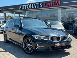 Black sapphire metallic Gebraucht 2020 BMW 330 Luxury Line Kombi | 26.490 € (Fairer Preis)