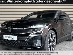 Black pearlschwarz metallic d Gebraucht 2024 Renault Mégane Iconic Limousine | 42.345 € (Teuer)
