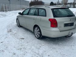 Silber Gebraucht 2003 Toyota Avensis Kombi | 1.700 €
