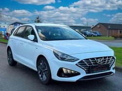 Serenity white / mic Gebraucht 2024 Hyundai i30 Trend Limousine | 21.475 € (Guter Preis)