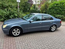 Blau Gebraucht 2002 Mercedes E240 Avantgarde Limousine | 3.999 € (Fairer Preis)