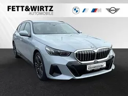 Brooklyn grau metallic Gebraucht 2024 BMW 520 M Sport Kombi | 53.900 € (Fairer Preis)