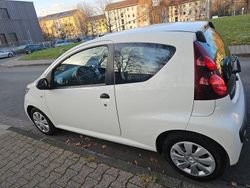 Weiß Gebraucht 2013 Peugeot 107 Kleinwagen | 2.700 € (Guter Preis)