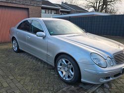 Silber Gebraucht 2003 Mercedes E220 Limousine | 3.650 €