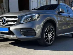 Grau Gebraucht 2017 Mercedes GLA200 Style SUV | 22.600 € (Teuer)