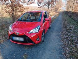 Rot Gebraucht 2017 Toyota Yaris Comfort Kleinwagen | 10.900 € (Guter Preis)