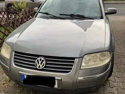 Grau Gebraucht 2001 VW Passat Kombi | 1.000 € (Superpreis)