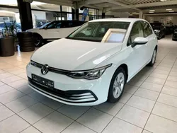 Pure white/weiß (metallic) Gebraucht 2020 VW Golf VIII Life Limousine | 21.980 € (Fairer Preis)