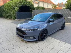 Grau Gebraucht 2017 Ford Focus Sport Limousine | 16.600 €